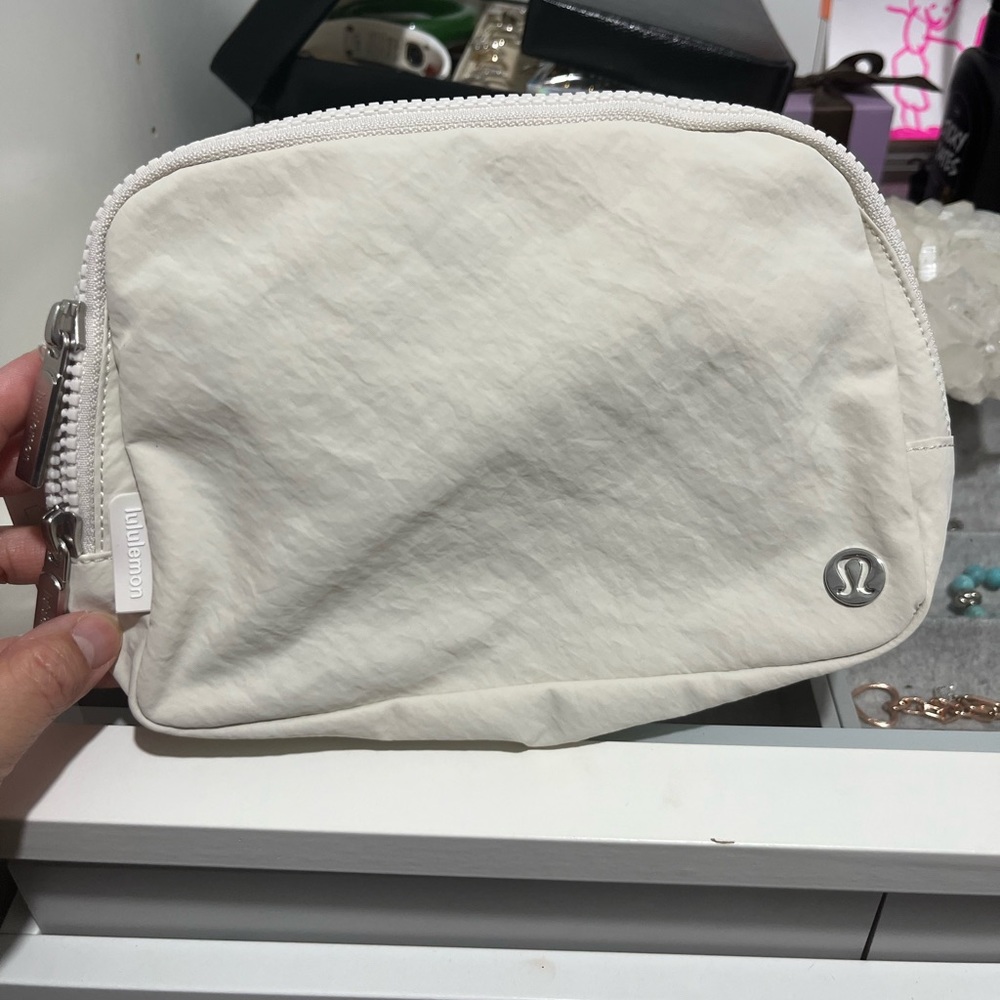 Lululemon 2L Large Everywhere Belt Bag in Cream
